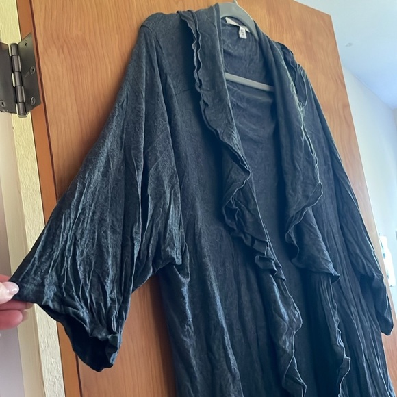 Gray short sleeve ruffle cardigan 1X - Picture 4 of 6